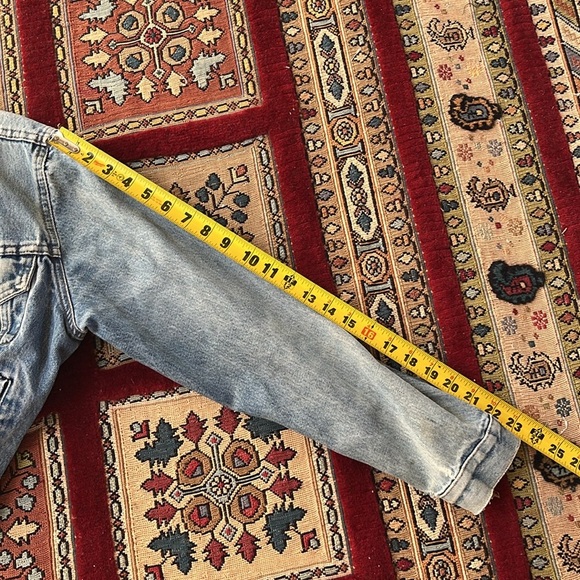 Vintage Levi’s distressed denim music icon U2 print size Large Jean jacket - Picture 5 of 6